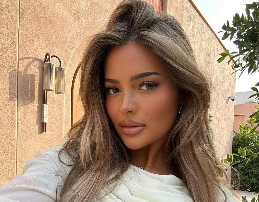 Steph mahnit me veshje provokuese në pamjen e fundit