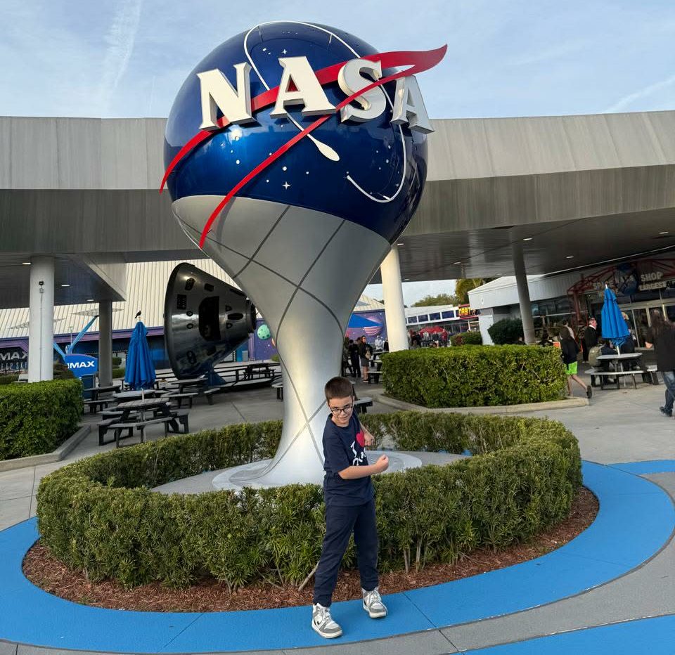 Nga klasa e tretë në podium botëror: Nil Kelmendi triumfon në ShBA, i pari në Matematikë dhe i treti në Shkencë në Neo Science Olympiad