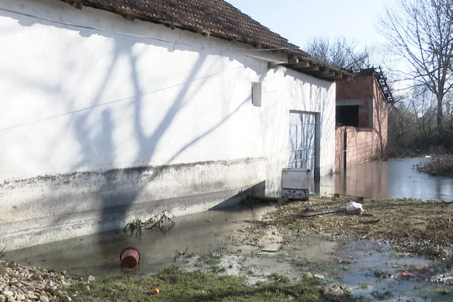 Familja nga Obiliqi fajëson qytetarët për vërshimet, bllokuan shtratin dhe urat e Sitnicës