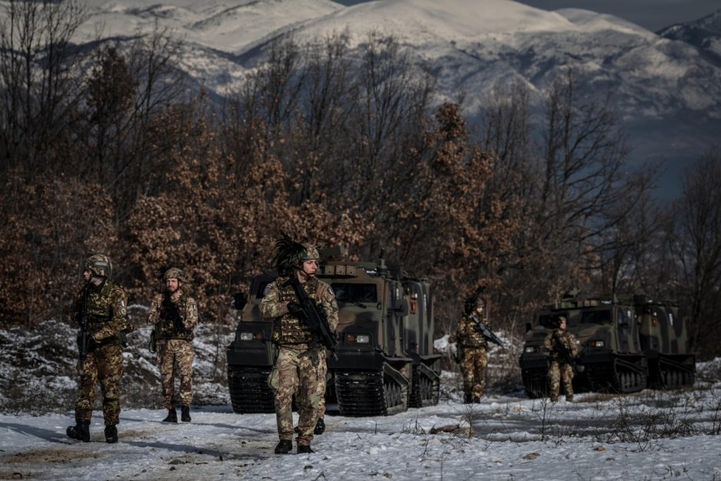Ushtarët italianë të KFOR-it zhvillojnë stërvitje në pjesën perëndimore të vendit