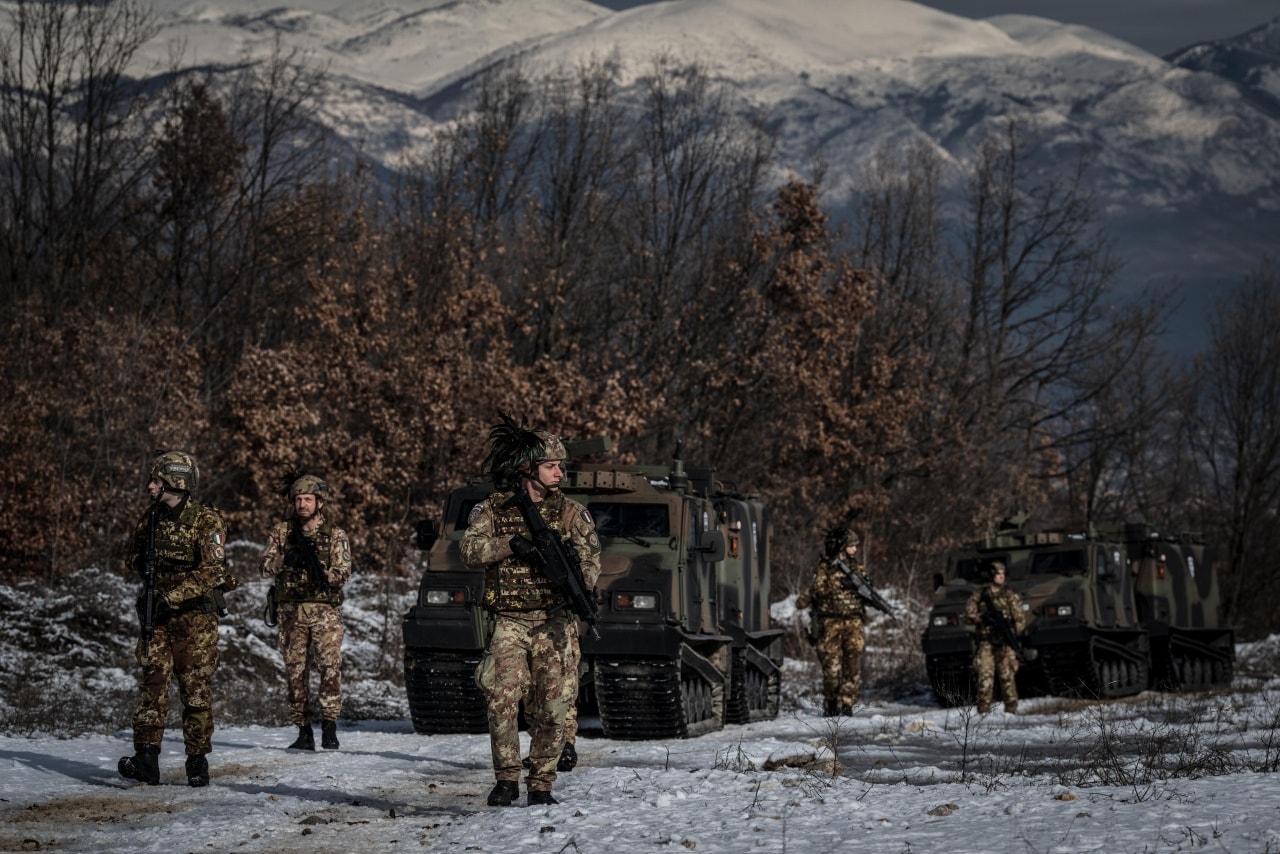 Ushtarët italianë të KFOR-it zhvillojnë stërvitje në pjesën perëndimore të vendit