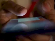 humbi-telefonin-e-punes,-33-vjecari-shqiptar-i-pret-punetorit-te-droges-dy-gishtat-e-kembes