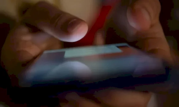 humbi-telefonin-e-punes,-33-vjecari-shqiptar-i-pret-punetorit-te-droges-dy-gishtat-e-kembes