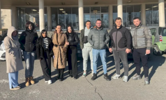 nje-grup-i-serbeve-te-kosoves-protestojne-ne-beograd,-ankohen-per-punesimet-e-parregullta-ne-institucione-paralele