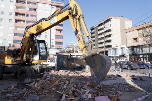 rrenohet-objekt-i-ndertuar-pa-leje-prane-stacionit-te-autobuseve-ne-mitrovice