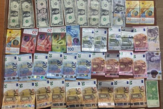 “franga,-dollare-dhe-euro”,-qytetaret-gjejne-kuleten-dhe-e-dorezojne-ne-polici