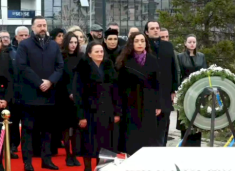 osmani-me-familjen-rugova-dhe-korin-diplomatik-homazhe-tek-varri-i-presidentit-historik