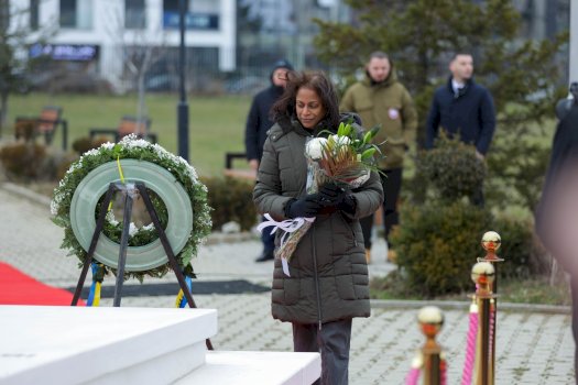 prattipati:-rugova-i-mesoi-botes-se-guximi-e-dinjiteti,-jane-rruget-drejt-lirise