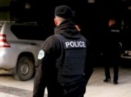 policia-e-kosoves-konfiskon-fisheke,-maska-ushtarake-e-uniforma-me-simbole-te-serbise-ne-leposaviq