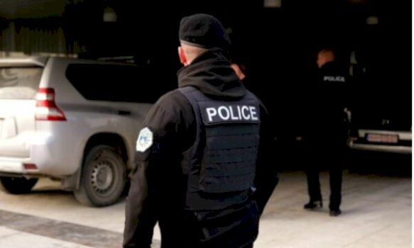 policia-e-kosoves-konfiskon-fisheke,-maska-ushtarake-e-uniforma-me-simbole-te-serbise-ne-leposaviq