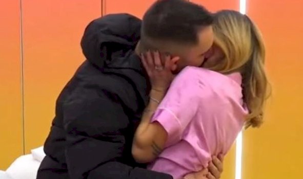 ndodh-puthja-e-pare-ne-bbv5/-keta-banore-shkembejne-puthje-pasiononte