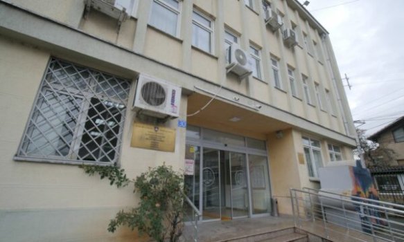 “duke-ushtruar-dhune-dhe-ngulfatje”,-nje-muaj-paraburgim-per-djalin-qe-dyshohet-se-e-vrau-nenen-ne-dragash