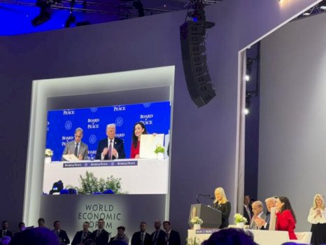 vjosa-osmani-e-vetmja-grua-lidere-ne-bordin-e-paqes-se-donald-trump