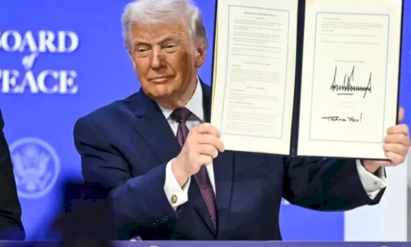 lista-e-plote,-keto-vende-firmosen-karten-e-bordit-te-paqes-te-trumpit