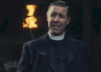paddy-considine,-jeta-dhe-roli-trondites-i-father-john-hughes