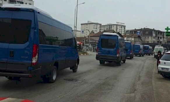 furgonet-e-policise-nisen-nga-prizreni-me-numer-rekord-te-arrestuarish