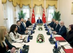 erdogan-pret-ne-takim-kryediplomatet-nga-ballkani,-pjesemarrese-edhe-gervalla-e-spiropali-–-presidenca-turke-jep-detaje