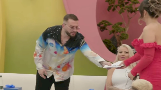 limi-ua-merr-biletat-e-kthimit-pese-banoreve-dhe-ia-dhuron-ato-albes,-si-avantazh-pasi-u-zgjodh-kapiten