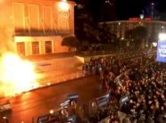 molotove-dhe-fishekzjarre-drejt-kryeministrise,-protesta-e-opozites-zhvendoset-ne-kuvend