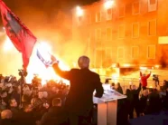 u-hodh-molotov-e-gaz-lotsjelles,-perfundon-protesta-e-pd’se-para-kryeministrise-ne-shqiperi,-lendohen-11-police