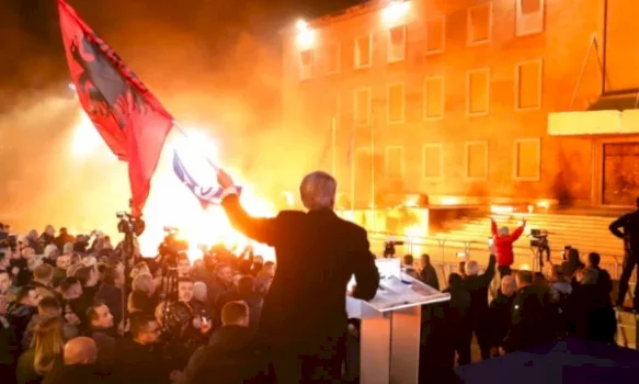 u-hodh-molotov-e-gaz-lotsjelles,-perfundon-protesta-e-pd’se-para-kryeministrise-ne-shqiperi,-lendohen-11-police