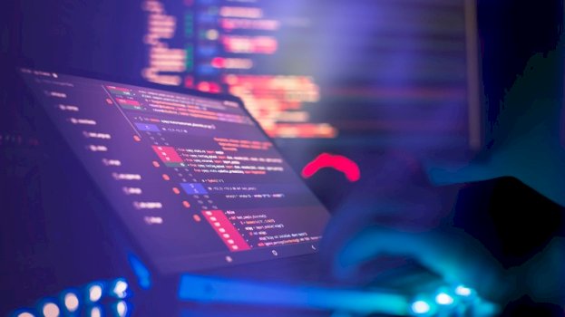 programuesi-nderron-jete-nga-arresti-kardiak-pas-oreve-te-gjata-pune