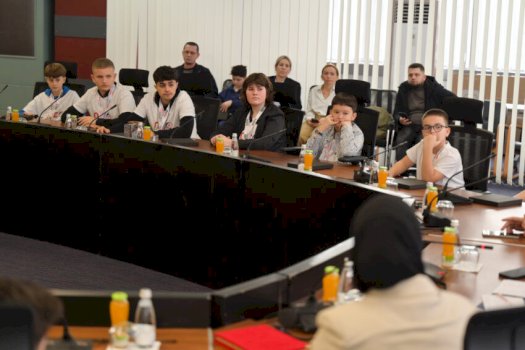 albin-kurti-mirepriti-nxenesit-e-ekipit-te-kosoves-qe-fituan-16-medalje-ne-olimpiaden-e-shkences-neo-ne-orlando-te-shba-ve