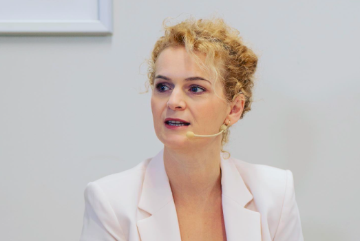 kusari-propozon-qe-edhe-kosova-ta-ndaloje-me-ligj-perdorimin-e-mediave-sociale-per-femijet-nen-moshen-16-vjecare