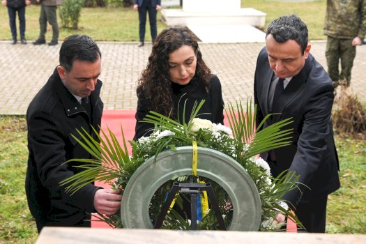 kurti,-osmani-e-basha-nderojne-viktimat-e-holokaustit-ne-diten-nderkombetare-perkujtimore