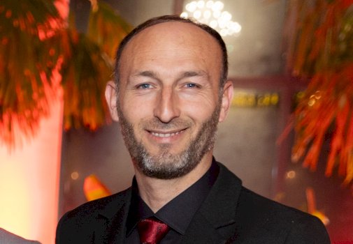 nderron-jete-ne-moshen-44-vjecare-zyrtari-i-kabinetit-te-alban-hysenit