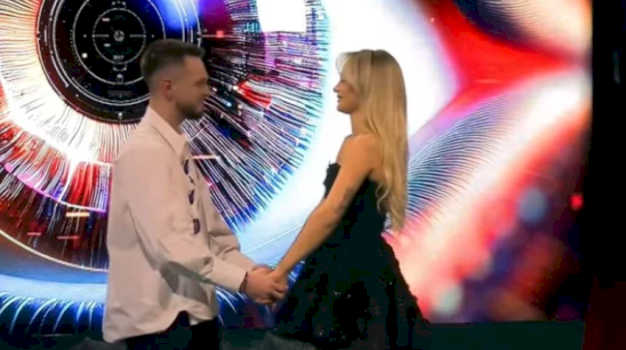 vellai-i-selin-vjen-ne-shtepi-dhe-zgjedh-te-takoje-te-motren,-greta-‘thyen’-rregullat-dhe-i-‘rremben’-nje-perqafim