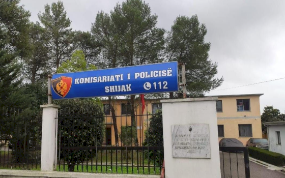 kusherinjte-plagosin-me-arme-zjarri-nje-45-vjecar-ne-shijak