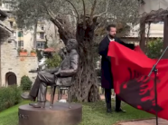 prezantohet-statuja-e-shkrimtarit-ismail-kadare-aty-ku-zakonisht-e-pinte-kafene-e-mengjesit-ne-shqiperi