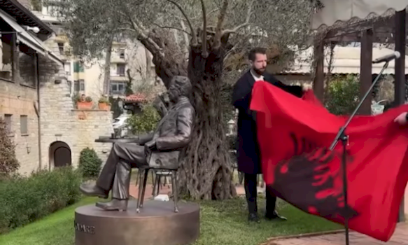 prezantohet-statuja-e-shkrimtarit-ismail-kadare-aty-ku-zakonisht-e-pinte-kafene-e-mengjesit-ne-shqiperi