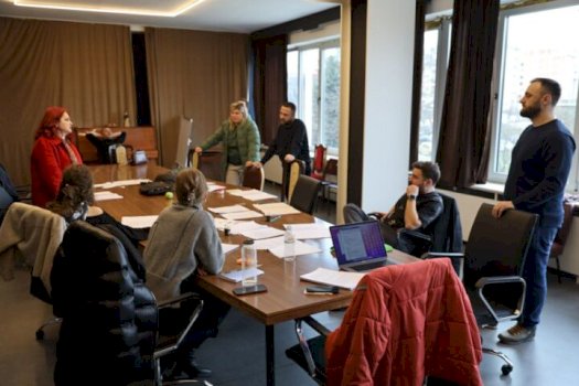 aktori-edi-kastrati-dhe-teatri-“hadi-shehu”-ne-gjakove-ne-mbeshtetje-te-marshit-“drejtesi,-jo-politike”-me-17-shkurt