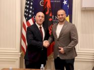 ramush-haradinaj-shperndan-foto-me-kandidatin-e-aak-se-qe-humbi-jeten-sot:-u-dallua-qysh-ne-rinine-e-tij