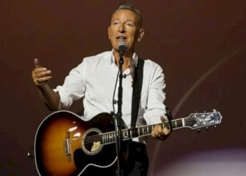 bruce-springsteen-publikon-kenge-ne-kujtim-te-alex-prettit-dhe-renee-good