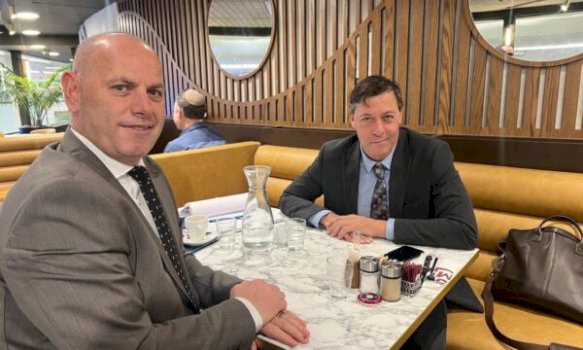 lladrovci-takon-ambasadorin-oryan,-diskutuan-per-menyrat-e-bashkepunimit-ne-nivelin-komunal