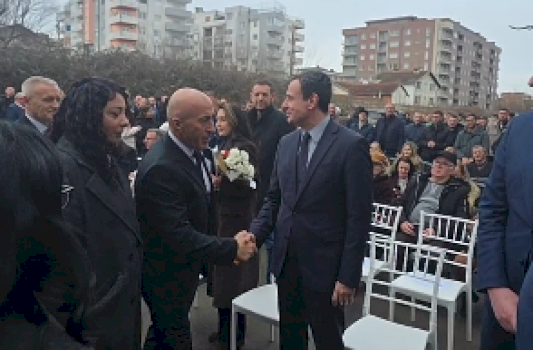 kurti-e-haradinaj-pershendeten-gjate-nje-ceremonie-ne-kline