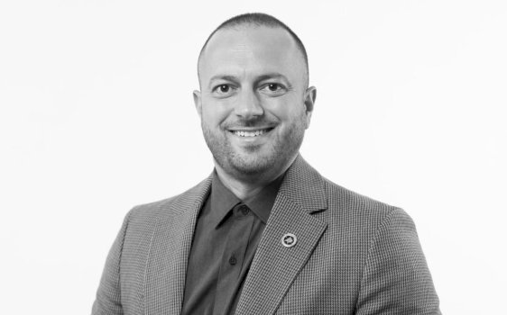 neser-i-jepet-lamtumira-e-fundit-hekuran-hoxhes,-kandidati-i-aak-se-qe-u-gjet-i-vdekur-ne-veturen-e-tij