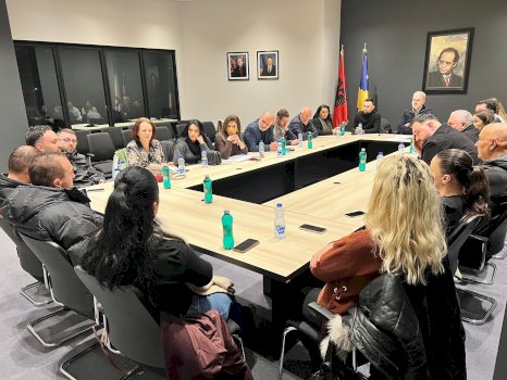 mbledhja-e-kryesise-se-deges-se-ldk-se-ne-ferizaj,-visar-azemi:-vleresuam-dhe-mbeshtetem-qasjen-e-kryetarit-abdixhiku