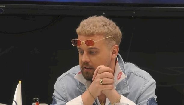 “e-vleresoj-shume-qe-i-pelqen-humori-im”,-kushtrimi-flet-per-‘pelqimin’-ndaj-aurores