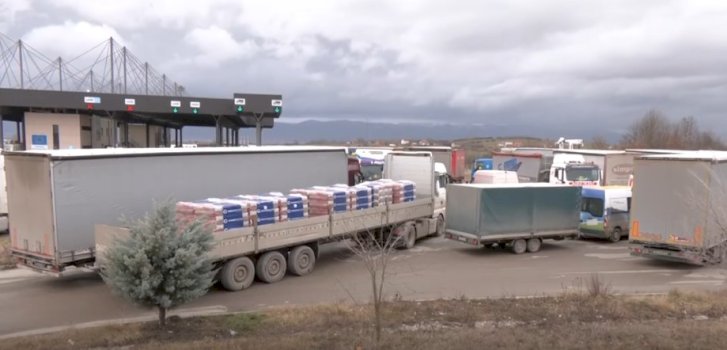 rifillon-qarkullimi-i-kamioneve-edhe-ne-kufirin-me-serbine