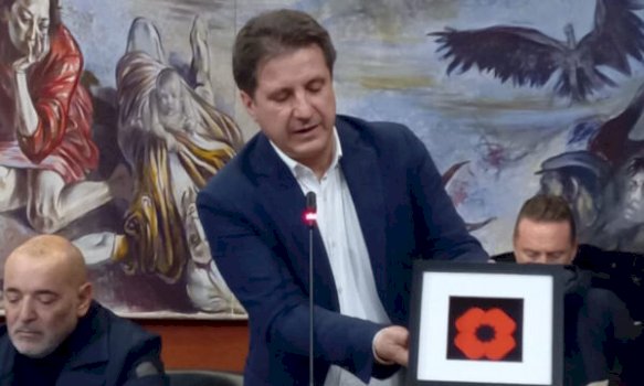 Kreu i Bashkisë “Hora e Arbëreshëvet” prezanton para Këshillit simbolin e “Gjenocidi në Kosovë Plagë e Hapur” që e mori dhuratë në Zvicër