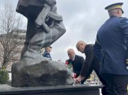 haradinaj-ben-homazhe-ne-29-vjetorin-e-renies-se-heronjve-zahir-pajaziti,-hakif-zejnullahu-dhe-edmond-hoxha