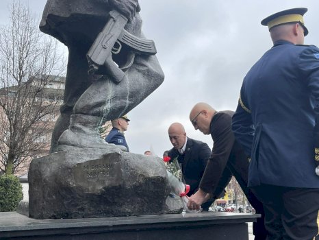 haradinaj-ben-homazhe-ne-29-vjetorin-e-renies-se-heronjve-zahir-pajaziti,-hakif-zejnullahu-dhe-edmond-hoxha