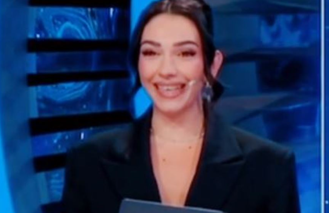 Jonida “godet” sërish: Emrin “Time” e lexon “Tajm” (video)