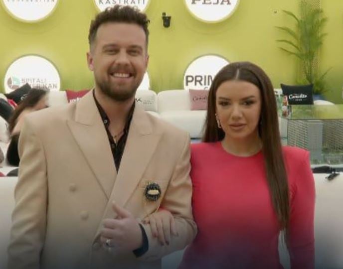 Sasa një “grua” e përkushtuar për Kushtrimin edhe jashtë shtëpisë, po ia rregullon edhe rrobat e po ia lë krejt gati