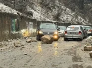 guri-goditi-veturen-ne-rrugen-peje-kuqishte,-kater-persona-lendohen-–-mes-tyre-dy-femije