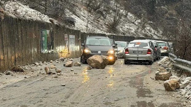 guri-goditi-veturen-ne-rrugen-peje-kuqishte,-kater-persona-lendohen-–-mes-tyre-dy-femije